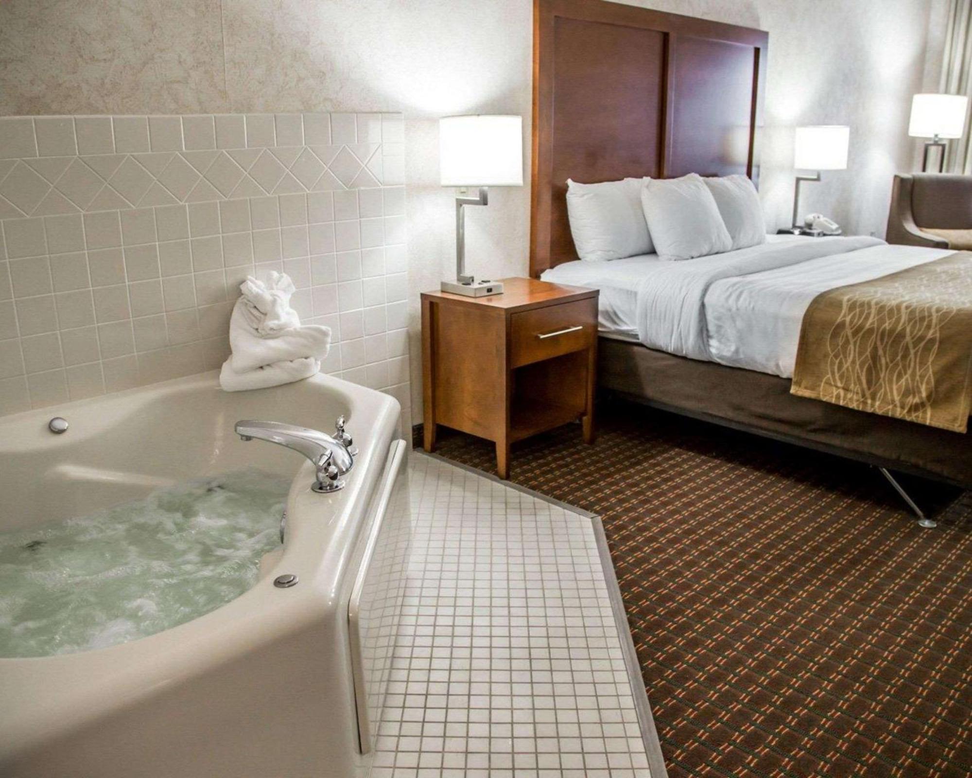 Comfort Inn & Suites Riverview Near Davenport And I-80 Le Claire Экстерьер фото