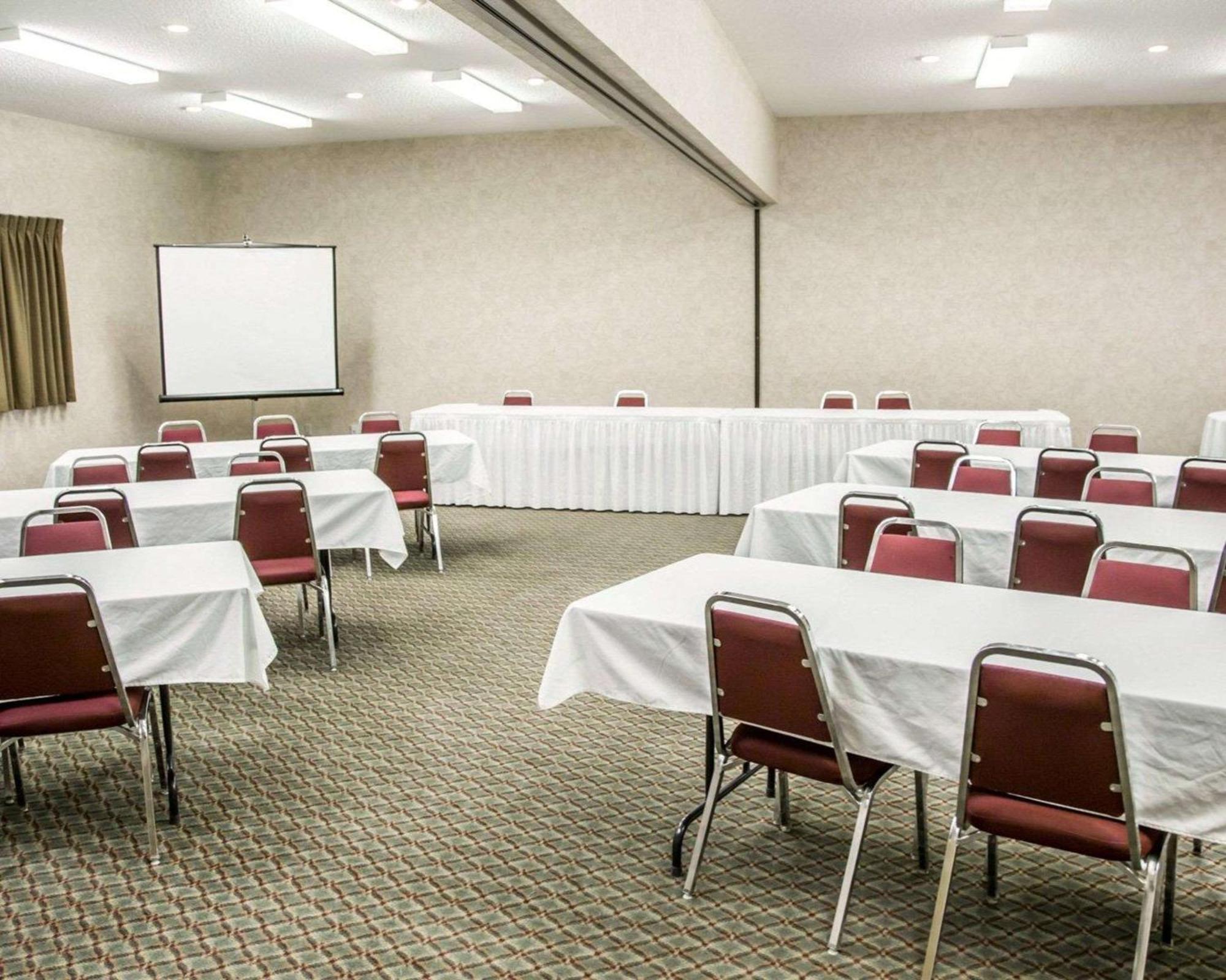 Comfort Inn & Suites Riverview Near Davenport And I-80 Le Claire Экстерьер фото