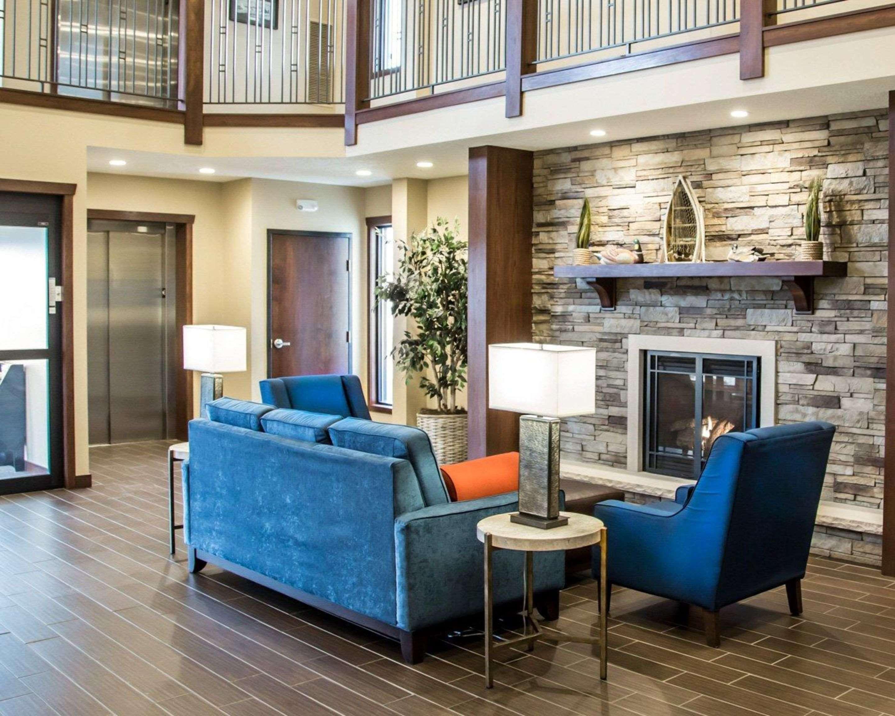 Comfort Inn & Suites Riverview Near Davenport And I-80 Le Claire Экстерьер фото