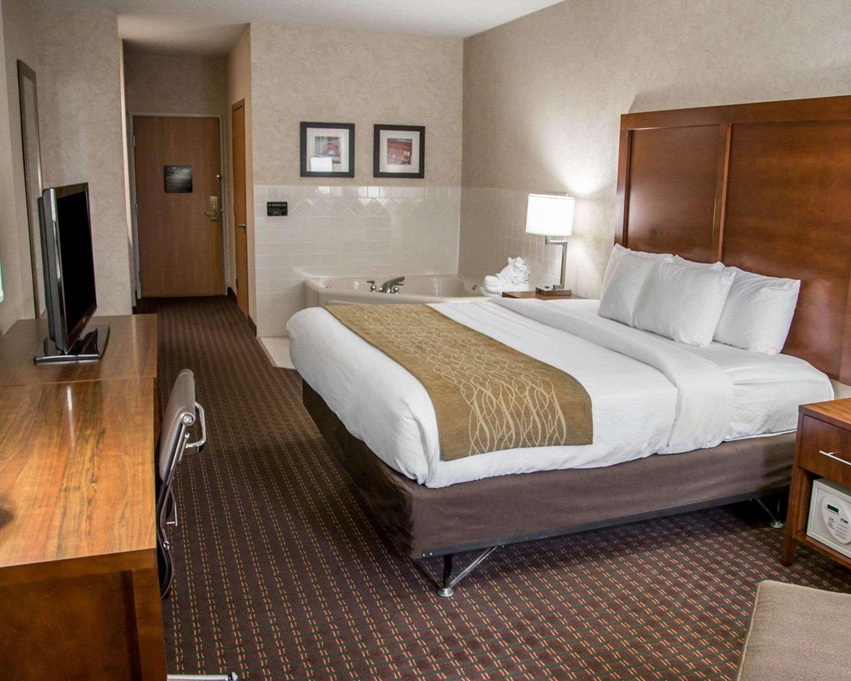 Comfort Inn & Suites Riverview Near Davenport And I-80 Le Claire Экстерьер фото