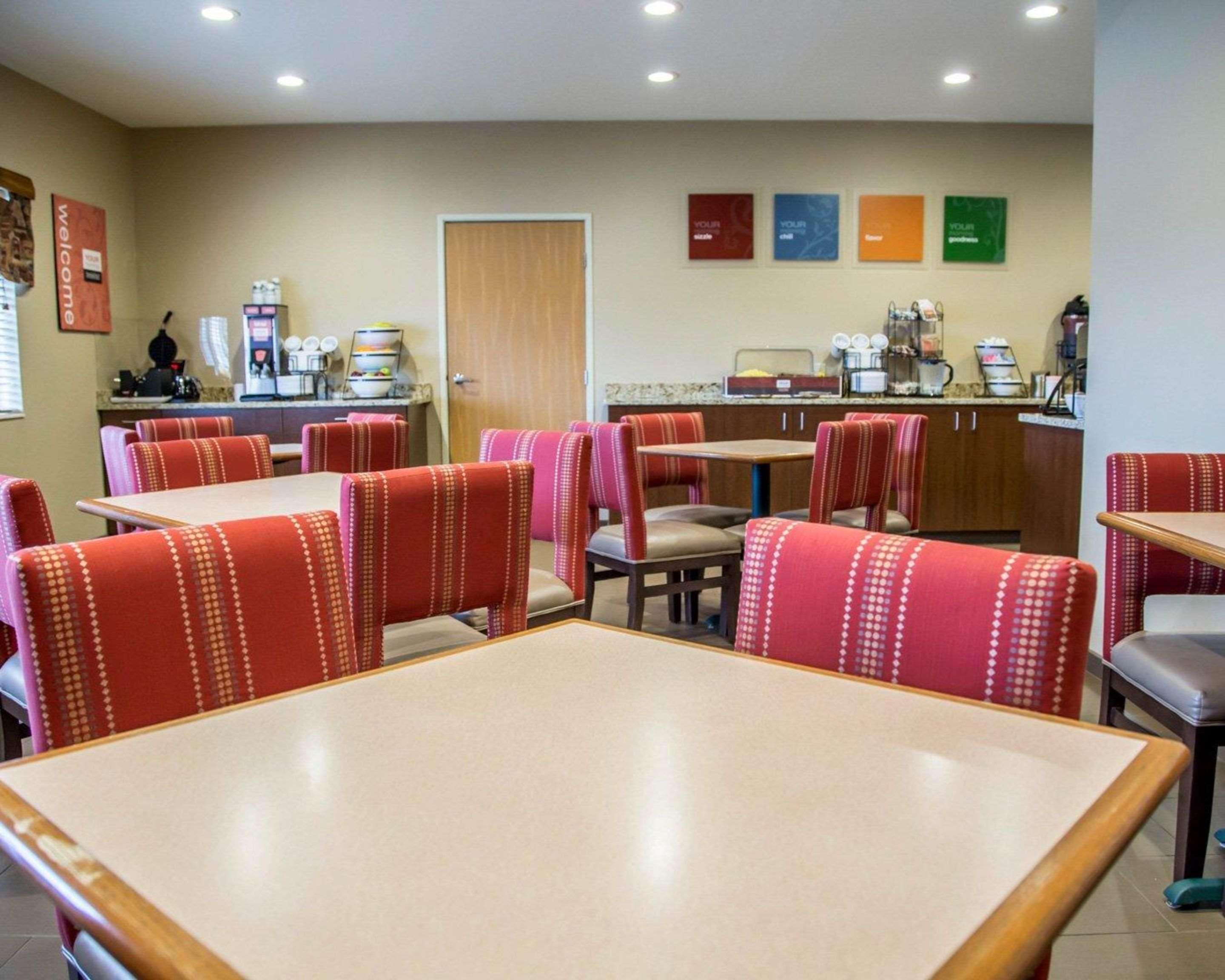 Comfort Inn & Suites Riverview Near Davenport And I-80 Le Claire Экстерьер фото