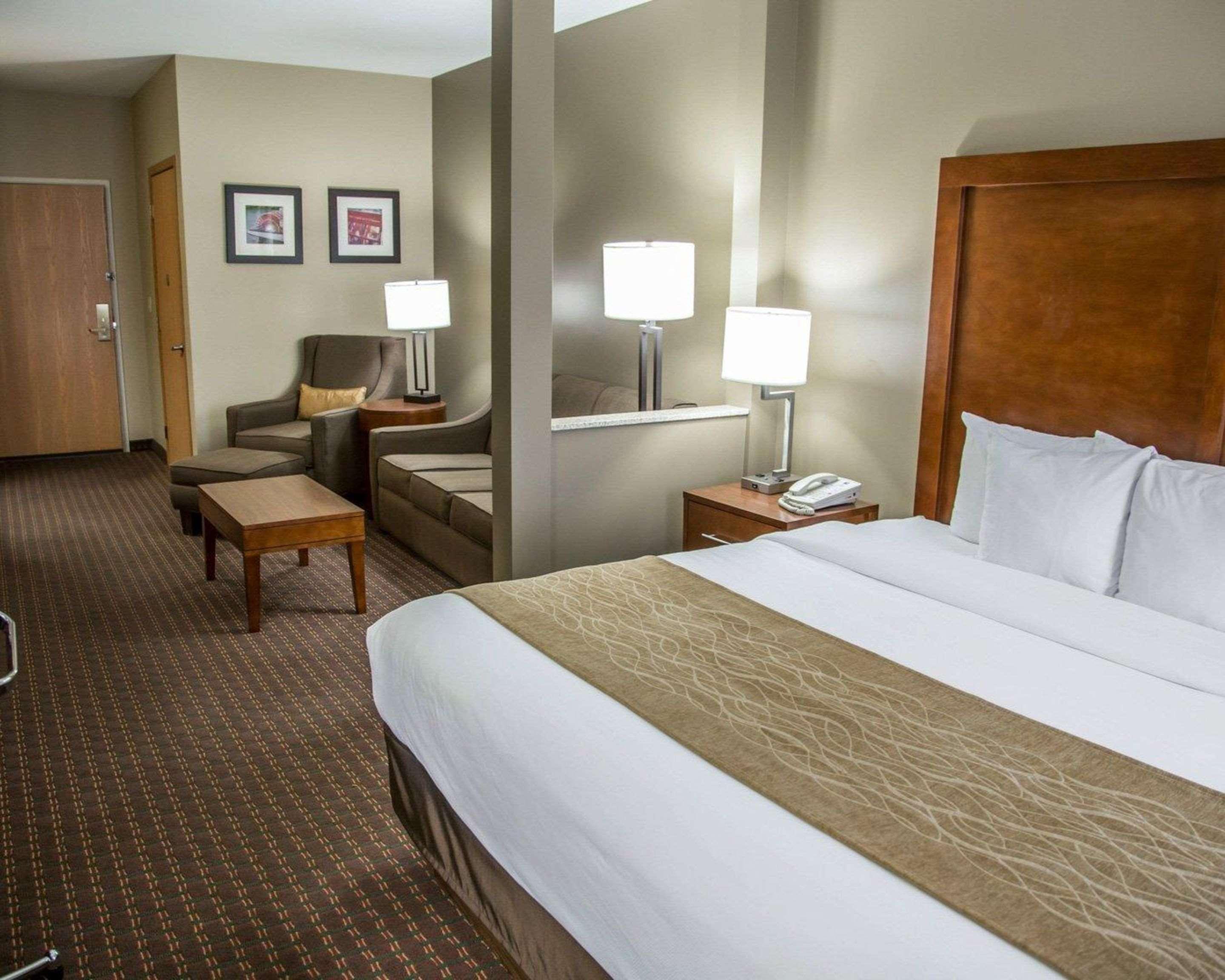 Comfort Inn & Suites Riverview Near Davenport And I-80 Le Claire Экстерьер фото