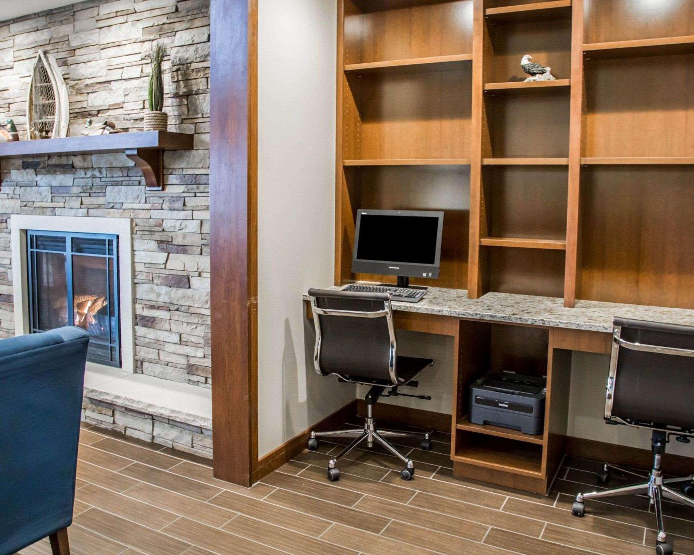 Comfort Inn & Suites Riverview Near Davenport And I-80 Le Claire Экстерьер фото